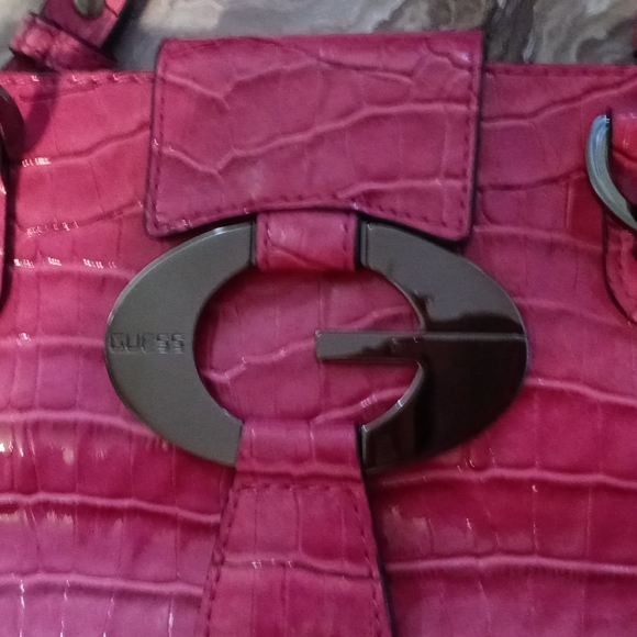 Guess pink faux patent leather purse - Picture 3 of 6